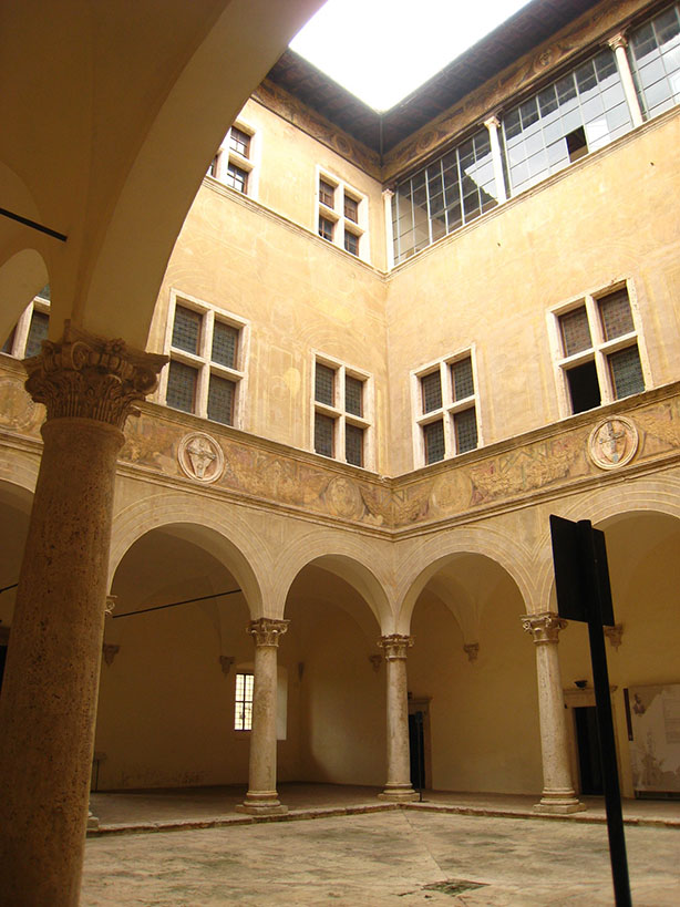ピエンツァ_ピッコローミニ宮の中庭（PalazzoPiccolomini）